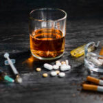 Ilustrasi, Pesta dengan alkohol dan obat-obatan. Foto: Istock @reklamlar