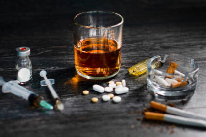 Ilustrasi, Pesta dengan alkohol dan obat-obatan. Foto: Istock @reklamlar