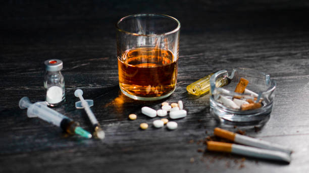 Ilustrasi, Pesta dengan alkohol dan obat-obatan. Foto: Istock @reklamlar