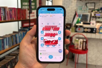 Promo tambah daya “Power Hero” dapat diakses melalui aplikasi PLN Mobile. Pelanggan prabayar cukup melakukan pembelian token listrik, sedangkan pelanggan pascabayar dapat melakukan pembayaran tagihan listrik. Setelah transaksi berhasil, pelanggan dapat mengklaim voucher promo melalui fitur "Reward" di aplikasi PLN Mobile. Foto: Dok PLN
