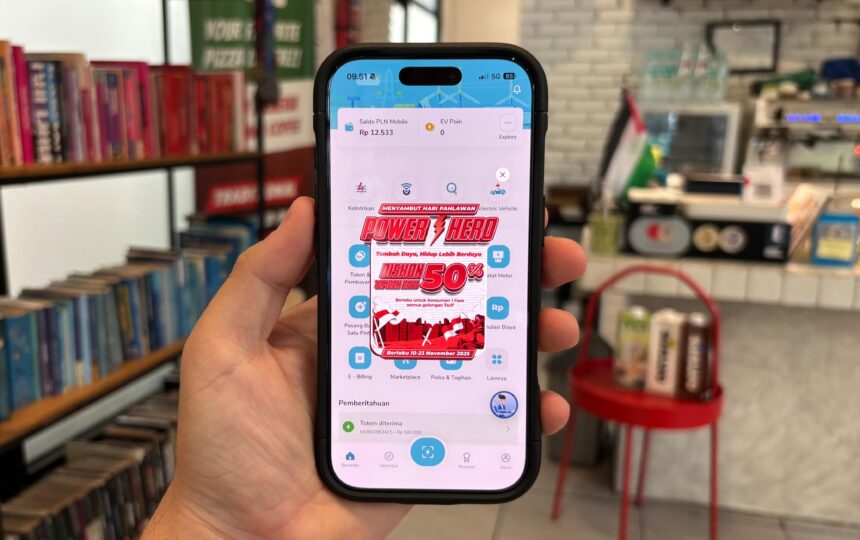 Promo tambah daya “Power Hero” dapat diakses melalui aplikasi PLN Mobile. Pelanggan prabayar cukup melakukan pembelian token listrik, sedangkan pelanggan pascabayar dapat melakukan pembayaran tagihan listrik. Setelah transaksi berhasil, pelanggan dapat mengklaim voucher promo melalui fitur "Reward" di aplikasi PLN Mobile. Foto: Dok PLN