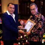 Wakil Kepala Badan Reserse Kriminal Polri Inspektur Jenderal Polisi Nunung Syaifuddin, mewakili Kepala Badan Reserse Kriminal Polri, kepada Kepala Departemen Penyidikan Sektor Jasa Keuangan OJK Feriansyah dalam acara Rapat Koordinasi Korwas PPNS Tahun Anggaran 2025 yang diselenggarakan di Jakarta (23/10).