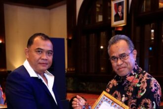 Wakil Kepala Badan Reserse Kriminal Polri Inspektur Jenderal Polisi Nunung Syaifuddin, mewakili Kepala Badan Reserse Kriminal Polri, kepada Kepala Departemen Penyidikan Sektor Jasa Keuangan OJK Feriansyah dalam acara Rapat Koordinasi Korwas PPNS Tahun Anggaran 2025 yang diselenggarakan di Jakarta (23/10).