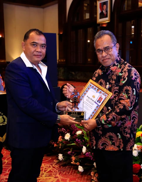 Wakil Kepala Badan Reserse Kriminal Polri Inspektur Jenderal Polisi Nunung Syaifuddin, mewakili Kepala Badan Reserse Kriminal Polri, kepada Kepala Departemen Penyidikan Sektor Jasa Keuangan OJK Feriansyah dalam acara Rapat Koordinasi Korwas PPNS Tahun Anggaran 2025 yang diselenggarakan di Jakarta (23/10).