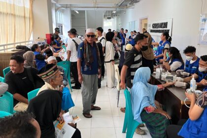 Kegiatan Bakti Sosial Operasi Katarak bagi masyarakat pesisir dan pulau-pulau di kawasan Taman Nasional Komodo. Foto: Ist