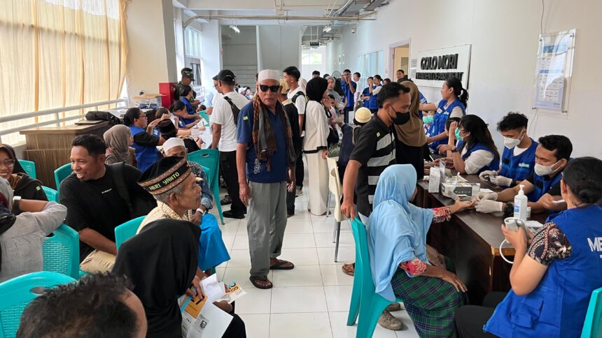 Kegiatan Bakti Sosial Operasi Katarak bagi masyarakat pesisir dan pulau-pulau di kawasan Taman Nasional Komodo. Foto: Ist