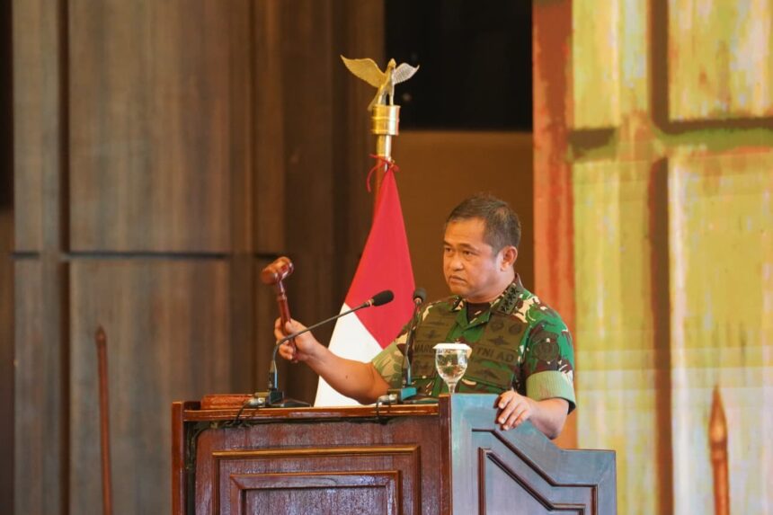 Kepala Staf Angkatan Darat (Kasad) Jenderal TNI Maruli Simanjuntak, saat menutup Apel Komandan Satuan Komando Kewilayahan (Dansatkowil) Terpusat Tahun 2025 yang digelar di Kabupaten Banyumas, Jawa Tengah, Jumat (14/11/2025). Foto: Dispenad