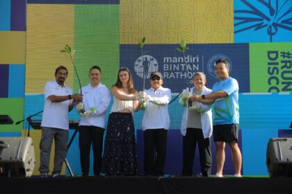 Seremoni penanaman pohon mangrove dilakukan pada Sabtu (8/11/2025) lalu di kawasan Lagoi Bay, Bintan oleh Direktur Corporate Banking Mochamad Rizaldi, Vice President Director Bintan Resort Cakrawala Frans Gunara, beserta jajaran manajemen, serta perwakilan peserta dan komunitas pelari sebagai simbol partisipasi publik dalam menjaga bumi. Foto: Dok Bank Mandiri