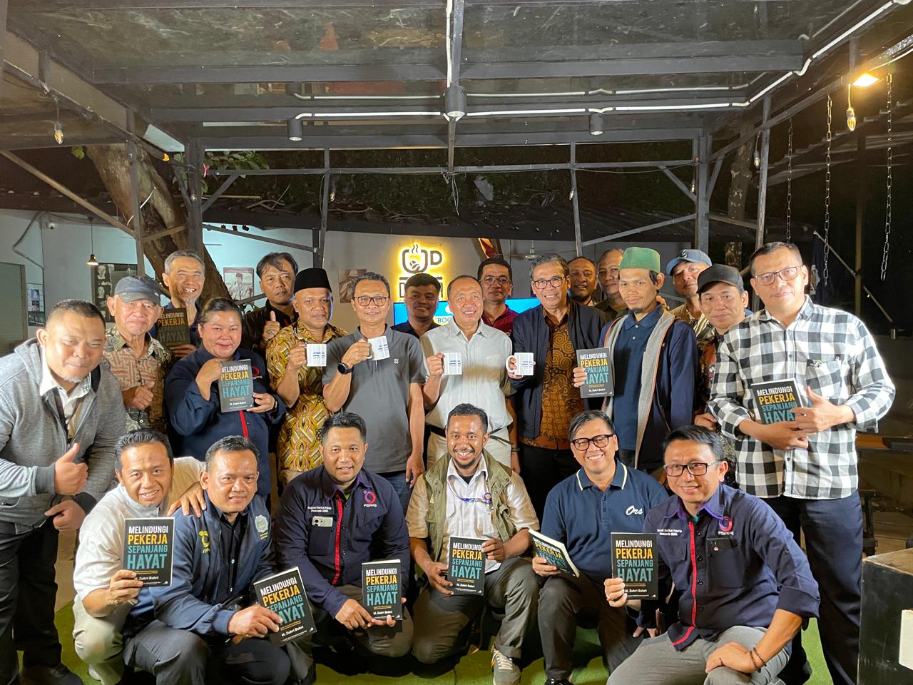 Foto bersama kegiatan Afternoon Coffee Club “Bedah Buku: Melindungi Pekerja Sepanjang Hayat”, bertempat di Digra Coffee, Jakarta. Foto: BPJS Ketenagakerjaan 