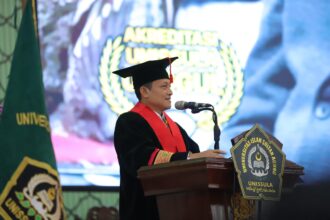 Jaksa Agung Muda Pengawasan (Jamwas) yang kini bergelar Prof (HC-UNISSULA) Dr Rudi Margono, S.H, M.Hum resmi dikukuhkan sebagai Guru Besar Kehormatan dalam Bidang Ilmu Hukum Pidana pada Fakultas Hukum (FH) UNISSULA. Foto: Puspenkum Kejaksaan Agung
