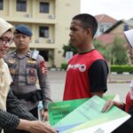 Kantor Cabang BPJS Ketenagakerjaan Jakarta Pluit resmi menyerahkan kartu kepesertaan simbolis bagi para peserta Kejurnas IBCA MMA (Mixed Martial Arts) 2025 Piala Dankor Brimob.