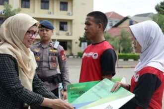 Kantor Cabang BPJS Ketenagakerjaan Jakarta Pluit resmi menyerahkan kartu kepesertaan simbolis bagi para peserta Kejurnas IBCA MMA (Mixed Martial Arts) 2025 Piala Dankor Brimob.