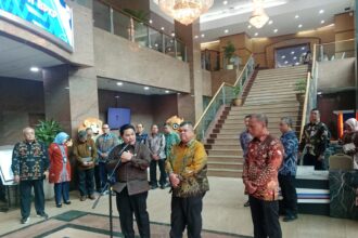 Menteri Erick Thohir bersama Kepala BPKP Muhammad Yusuf Ateh memberikan keterangan kepada awak media seusai melakukan penandatangan nota kesepahaman atau MoU di Jakarta, Selasa (18/11/2025)