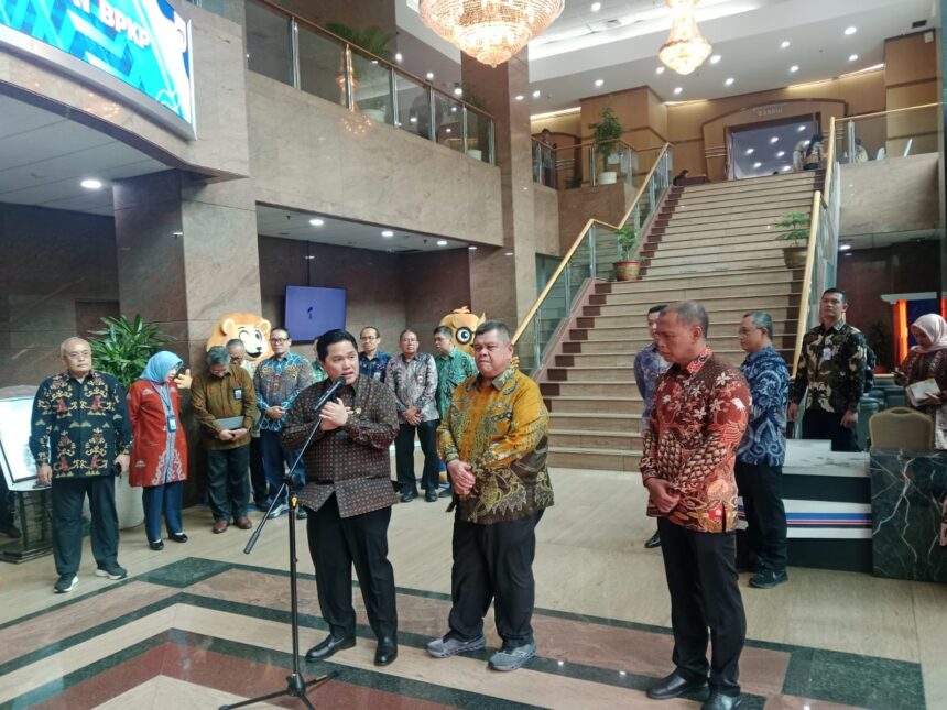 Menteri Erick Thohir bersama Kepala BPKP Muhammad Yusuf Ateh memberikan keterangan kepada awak media seusai melakukan penandatangan nota kesepahaman atau MoU di Jakarta, Selasa (18/11/2025)