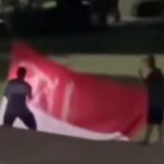 Dua pria terekam sengaja mencoret bendera Merah Putih di depan Kantor Bupati Jembrana, aksi vandalisme yang kini diselidiki Polres Jembrana. Foto: Tangkap layar TikTok @cnwbanten.id