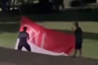 Dua pria terekam sengaja mencoret bendera Merah Putih di depan Kantor Bupati Jembrana, aksi vandalisme yang kini diselidiki Polres Jembrana. Foto: Tangkap layar TikTok @cnwbanten.id