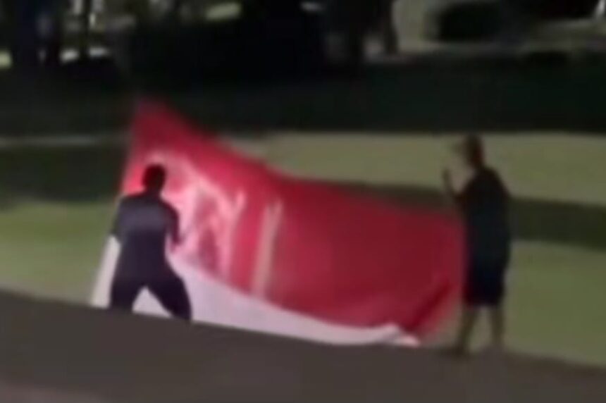 Dua pria terekam sengaja mencoret bendera Merah Putih di depan Kantor Bupati Jembrana, aksi vandalisme yang kini diselidiki Polres Jembrana. Foto: Tangkap layar TikTok @cnwbanten.id