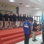 Ketua Pengprov WI DKI Jakarta periode 2025-2029, Tjokro Gunawan dikukuhkan Sekjen PB WI Ngatino yang mewakili Ketua Umum PB WI Airlangga Hartarto di Aula KONI DKI Jakarta, Kamis (20/11/2025).