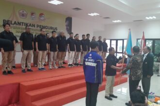 Ketua Pengprov WI DKI Jakarta periode 2025-2029, Tjokro Gunawan dikukuhkan Sekjen PB WI Ngatino yang mewakili Ketua Umum PB WI Airlangga Hartarto di Aula KONI DKI Jakarta, Kamis (20/11/2025).