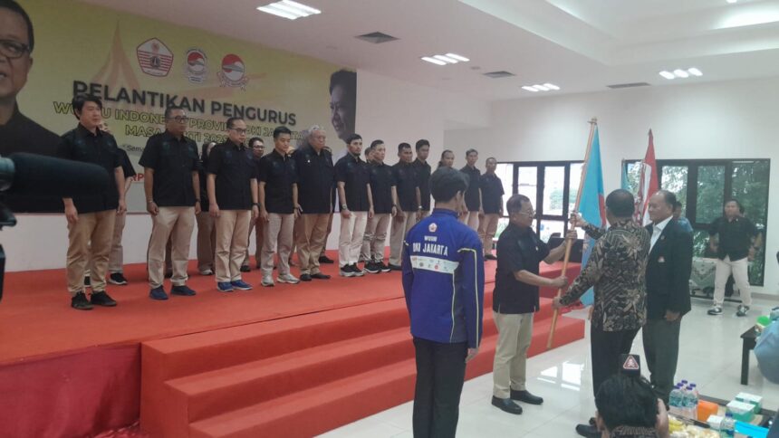 Ketua Pengprov WI DKI Jakarta periode 2025-2029, Tjokro Gunawan dikukuhkan Sekjen PB WI Ngatino yang mewakili Ketua Umum PB WI Airlangga Hartarto di Aula KONI DKI Jakarta, Kamis (20/11/2025).