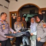 Kapolres Metro Jakarta Selatan, Kombes Nicolas Ary Lilipaly didampingi Kasat Samapta, Kompol Taufan Setia Prawira, Kasi Dokkes Polres Metro Jakarta Selatan, AKP Dewi Sri Vera serta Kapolsek Pasar Minggu, Kompol Anggiat Sinambela, menjenguk anggota sakit, Briptu Rizki Saputra di kediaman Jalan Kemuning Dalam 4, No. 15, RT 11/06, Pejaten Timur, Pasar Minggu, Kamis (20/11/2025). Foto: Ist