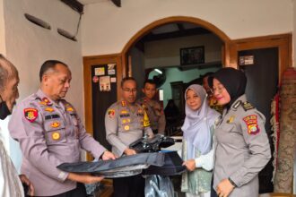 Kapolres Metro Jakarta Selatan, Kombes Nicolas Ary Lilipaly didampingi Kasat Samapta, Kompol Taufan Setia Prawira, Kasi Dokkes Polres Metro Jakarta Selatan, AKP Dewi Sri Vera serta Kapolsek Pasar Minggu, Kompol Anggiat Sinambela, menjenguk anggota sakit, Briptu Rizki Saputra di kediaman Jalan Kemuning Dalam 4, No. 15, RT 11/06, Pejaten Timur, Pasar Minggu, Kamis (20/11/2025). Foto: Ist