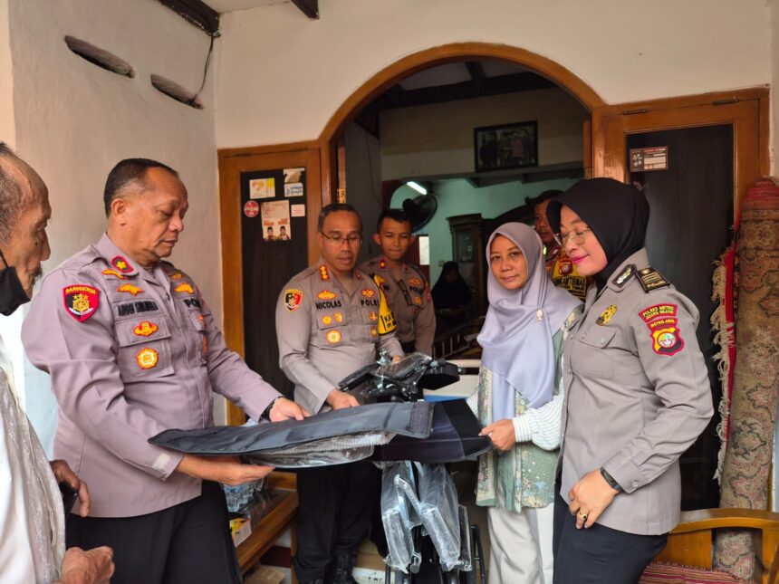 Kapolres Metro Jakarta Selatan, Kombes Nicolas Ary Lilipaly didampingi Kasat Samapta, Kompol Taufan Setia Prawira, Kasi Dokkes Polres Metro Jakarta Selatan, AKP Dewi Sri Vera serta Kapolsek Pasar Minggu, Kompol Anggiat Sinambela, menjenguk anggota sakit, Briptu Rizki Saputra di kediaman Jalan Kemuning Dalam 4, No. 15, RT 11/06, Pejaten Timur, Pasar Minggu, Kamis (20/11/2025). Foto: Ist