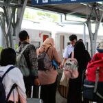 Ilustrasi penumpang kereta memasuki gerbong. Foto: Istcok @Habibi Alisyahbana