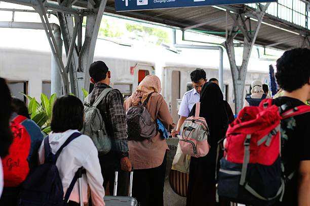Ilustrasi penumpang kereta memasuki gerbong. Foto: Istcok @Habibi Alisyahbana