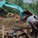 Suasana seorang warga kembali ke rumah mencari sisa barang-barang bisa digunakan di tengah puing longsor di Desa Pandanarum, Kecamatan Pandanarum, Banjarnegara, Jawa Tengah, Sabtu (22/11/2025) sore. Foto: Ist