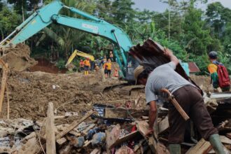 Suasana seorang warga kembali ke rumah mencari sisa barang-barang bisa digunakan di tengah puing longsor di Desa Pandanarum, Kecamatan Pandanarum, Banjarnegara, Jawa Tengah, Sabtu (22/11/2025) sore. Foto: Ist