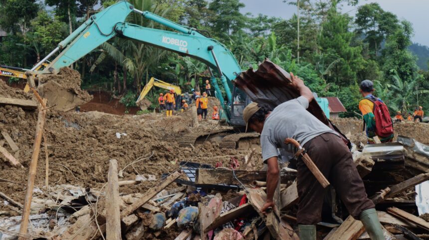 Suasana seorang warga kembali ke rumah mencari sisa barang-barang bisa digunakan di tengah puing longsor di Desa Pandanarum, Kecamatan Pandanarum, Banjarnegara, Jawa Tengah, Sabtu (22/11/2025) sore. Foto: Ist