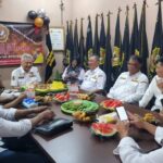 Ketua Umum Pokdar Kamtibmas Bhayangkara, Agenanda Djatmika bersama Sekjen Pokdar Kamtibmas Bhayangkara, Wibaya dalam kegiatan sederhana doa bersama para pengurus nasional di Sekretariat Pokdar Kamtibmas, Jalan Cireundeu Raya, No. 14, Ciputat Timur, Tangerang Selatan, Minggu (23/11/2025). Foto: Ist