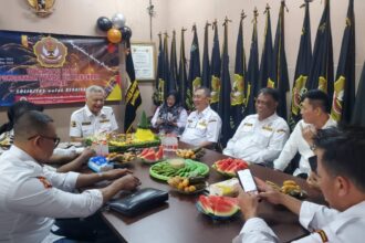 Ketua Umum Pokdar Kamtibmas Bhayangkara, Agenanda Djatmika bersama Sekjen Pokdar Kamtibmas Bhayangkara, Wibaya dalam kegiatan sederhana doa bersama para pengurus nasional di Sekretariat Pokdar Kamtibmas, Jalan Cireundeu Raya, No. 14, Ciputat Timur, Tangerang Selatan, Minggu (23/11/2025). Foto: Ist