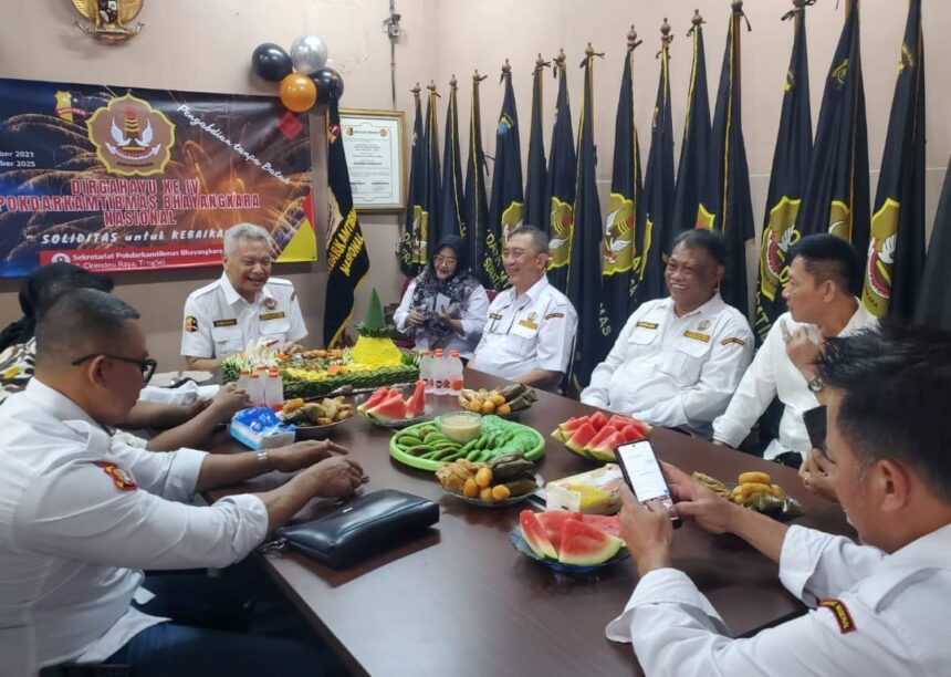 Ketua Umum Pokdar Kamtibmas Bhayangkara, Agenanda Djatmika bersama Sekjen Pokdar Kamtibmas Bhayangkara, Wibaya dalam kegiatan sederhana doa bersama para pengurus nasional di Sekretariat Pokdar Kamtibmas, Jalan Cireundeu Raya, No. 14, Ciputat Timur, Tangerang Selatan, Minggu (23/11/2025). Foto: Ist