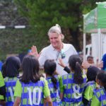 Head Coach MilkLife Soccer Challenge, Timo Scheunemann menyapa siswi-siswi yang berlaga di MilkLife Soccer Challenge Jakarta Seri 1 2025 - 2. Foto/Megapro