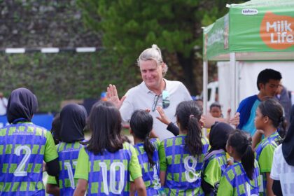 Head Coach MilkLife Soccer Challenge, Timo Scheunemann menyapa siswi-siswi yang berlaga di MilkLife Soccer Challenge Jakarta Seri 1 2025 - 2. Foto/Megapro