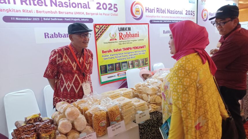 Salah satu stan pelaku Usaha Mikro, Kecil dan Menengah (UMKM) binaan Alfamart dalam acara puncak perayaan Hari Ritel Nasional (HRN) 2025 diinisiasi Asosiasi Pengusaha Ritel Indonesia (Aprindo) dimeriahkan ribuan pelaku UMKM di Balai Sudirman, Tebet, Jakarta Selatan, Selasa (11/11/2025). Foto: Joesvicar Iqbal/dok/ipol.id