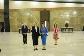 Otoritas Jasa Keuangan (OJK) menyambut kedatangan Ratu Maxima, United Nations Secretary-General’s Special Advocate (UNSGSA) for Financial Health, setibanya di Bandara Soekarno-Hatta, Tangerang, Provinsi Banten, Senin.