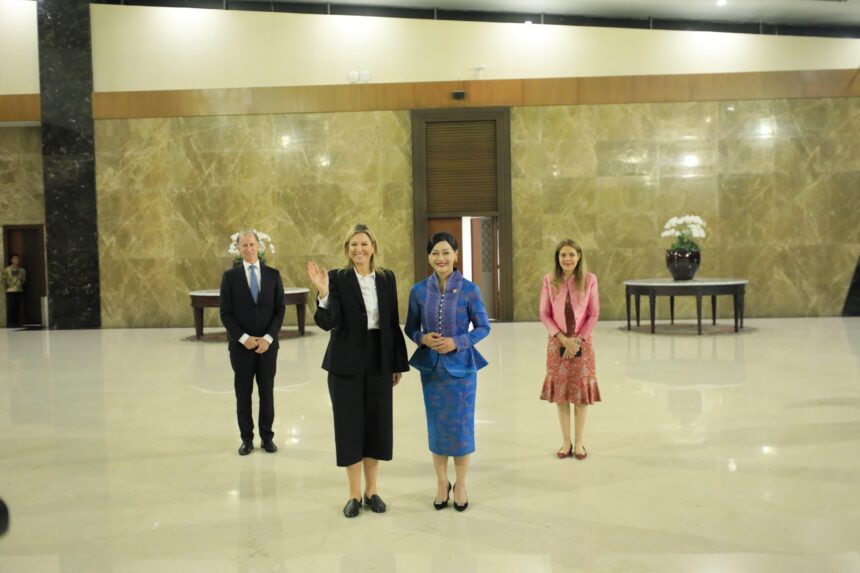 Otoritas Jasa Keuangan (OJK) menyambut kedatangan Ratu Maxima, United Nations Secretary-General’s Special Advocate (UNSGSA) for Financial Health, setibanya di Bandara Soekarno-Hatta, Tangerang, Provinsi Banten, Senin.