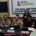 Kabid Humas Polda Metro Jaya, Kombes Pol Budhi Hermanto bersama Wakapolres Metro Jakarta Selatan, AKBP Kade Budiyarta, Dokter Forensik Rumah Sakit Polri, dr Farah Primadani Kaurow, Kasat Reskrim dan jajaran, dalam konfrensi pers kasus pembunuhan anak Alvaro Kiano Nugroho, 6, oleh tersangka ayah tiri, Alex Iskandar, 49, di Mapolres Metro Jakarta Selatan, Senin (24/11/2025). Foto: Joesvicar Iqbal/ipol.id