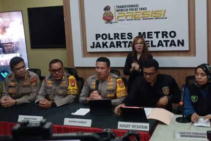 Kabid Humas Polda Metro Jaya, Kombes Pol Budhi Hermanto bersama Wakapolres Metro Jakarta Selatan, AKBP Kade Budiyarta, Dokter Forensik Rumah Sakit Polri, dr Farah Primadani Kaurow, Kasat Reskrim dan jajaran, dalam konfrensi pers kasus pembunuhan anak Alvaro Kiano Nugroho, 6, oleh tersangka ayah tiri, Alex Iskandar, 49, di Mapolres Metro Jakarta Selatan, Senin (24/11/2025). Foto: Joesvicar Iqbal/ipol.id