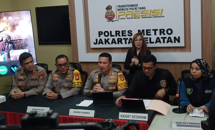 Kabid Humas Polda Metro Jaya, Kombes Pol Budhi Hermanto bersama Wakapolres Metro Jakarta Selatan, AKBP Kade Budiyarta, Dokter Forensik Rumah Sakit Polri, dr Farah Primadani Kaurow, Kasat Reskrim dan jajaran, dalam konfrensi pers kasus pembunuhan anak Alvaro Kiano Nugroho, 6, oleh tersangka ayah tiri, Alex Iskandar, 49, di Mapolres Metro Jakarta Selatan, Senin (24/11/2025). Foto: Joesvicar Iqbal/ipol.id