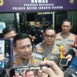 Kabid Humas Polda Metro Jaya, Kombes Pol Budhi Hermanto didampingi Wakapolres Metro Jakarta Selatan, AKBP Kade Budiyarta, Dokter Forensik Rumah Sakit Polri, dr Farah Primadani Kaurow, Kasat Reskrim dan Kasi Humas Polres Jaksel, Kompol Murodih, usai konfrensi pers kasus pembunuhan anak Alvaro Kiano Nugroho, 6, oleh tersangka ayah tiri, Alex Iskandar, 49, di Mapolres Metro Jakarta Selatan, Senin (24/11/2025) malam. Foto: Joesvicar Iqbal/ipol.id