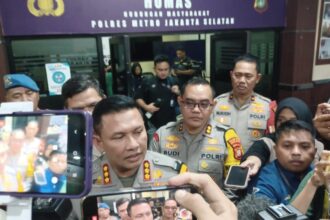 Kabid Humas Polda Metro Jaya, Kombes Pol Budhi Hermanto didampingi Wakapolres Metro Jakarta Selatan, AKBP Kade Budiyarta, Dokter Forensik Rumah Sakit Polri, dr Farah Primadani Kaurow, Kasat Reskrim dan Kasi Humas Polres Jaksel, Kompol Murodih, usai konfrensi pers kasus pembunuhan anak Alvaro Kiano Nugroho, 6, oleh tersangka ayah tiri, Alex Iskandar, 49, di Mapolres Metro Jakarta Selatan, Senin (24/11/2025) malam. Foto: Joesvicar Iqbal/ipol.id