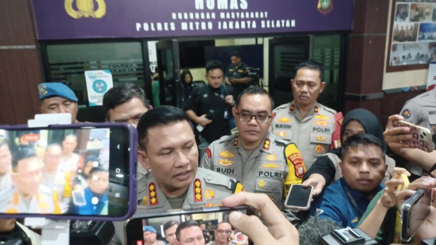 Kabid Humas Polda Metro Jaya, Kombes Pol Budhi Hermanto didampingi Wakapolres Metro Jakarta Selatan, AKBP Kade Budiyarta, Dokter Forensik Rumah Sakit Polri, dr Farah Primadani Kaurow, Kasat Reskrim dan Kasi Humas Polres Jaksel, Kompol Murodih, usai konfrensi pers kasus pembunuhan anak Alvaro Kiano Nugroho, 6, oleh tersangka ayah tiri, Alex Iskandar, 49, di Mapolres Metro Jakarta Selatan, Senin (24/11/2025) malam. Foto: Joesvicar Iqbal/ipol.id