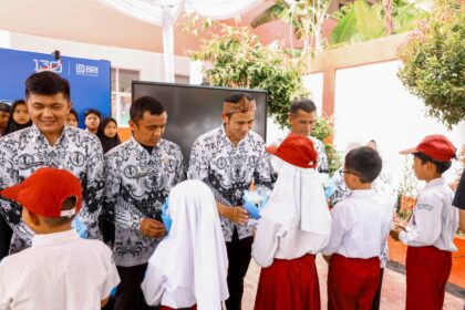 Melalui program Tanggung Jawab Sosial dan Lingkungan (TJSL) BRI Peduli menggelar kegiatan bertajuk “Ini Sekolahku – Persembahan untuk Guru", yang dilaksanakan di SDN Sukamahi 02, Megamendung, Kabupaten Bogor, Jawa Barat. Foto: Dok BRI