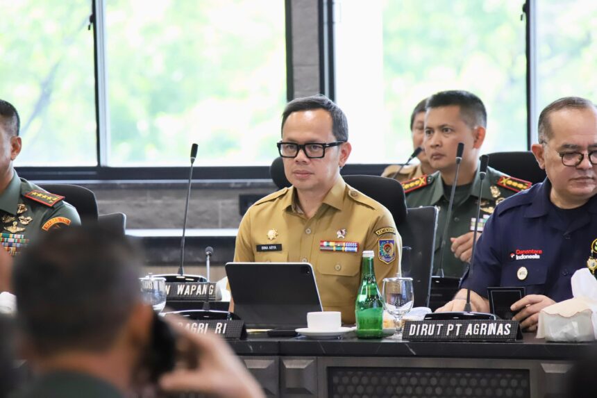 Bima Arya pada Rapat Evaluasi Percepatan Pembangunan KDKMP yang digelar secara hybrid dari Ruang Rapat Paripurna Gedung Pimpinan, Markas Besar (Mabes) Tentara Nasional Indonesia (TNI), Cilangkap, Jakarta, Selasa (25/11/2025).