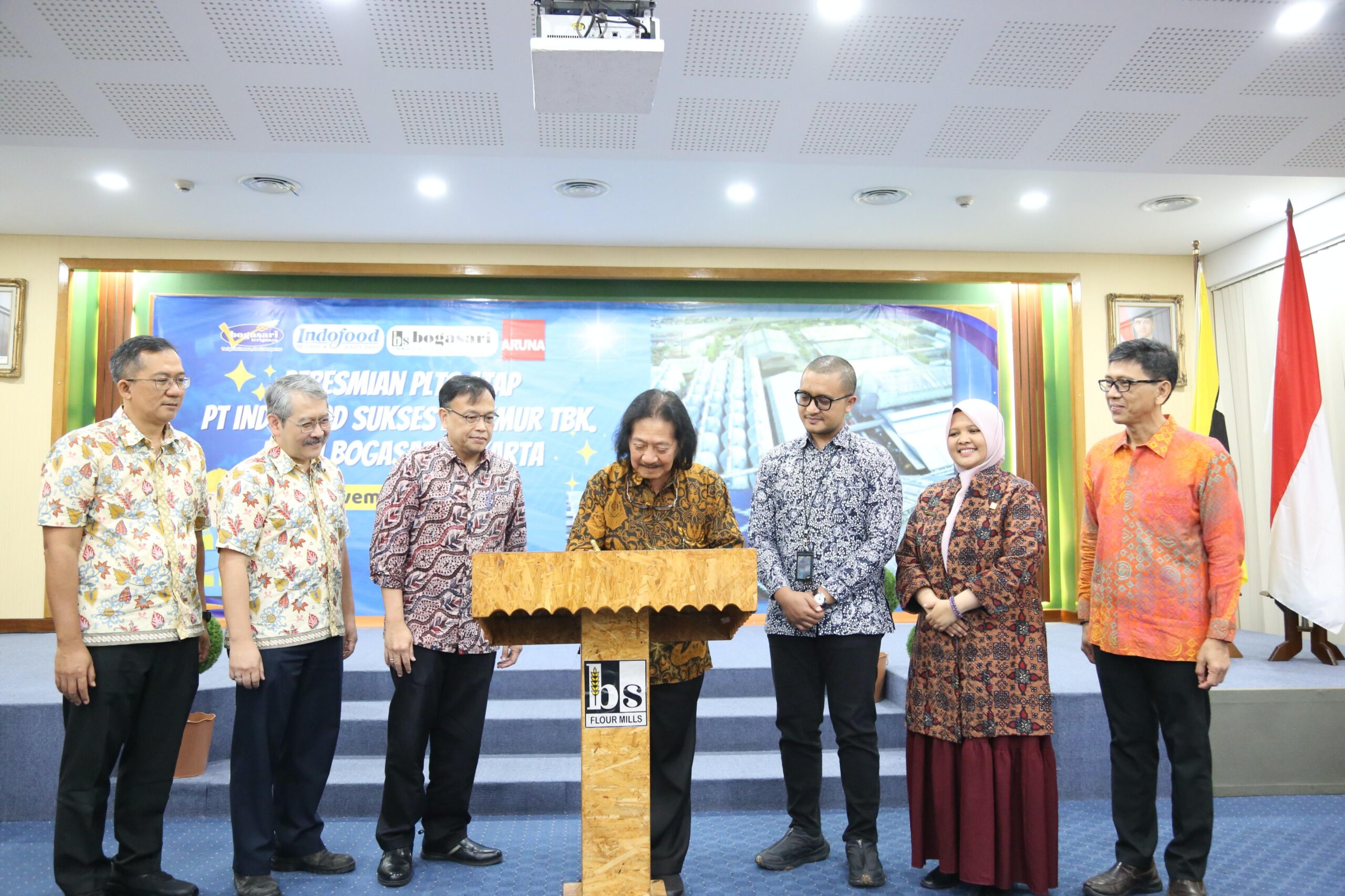 Direktur Indofood sekaligus Kepala Divisi Bogasari Franciscus Welirang, Wakil Kepala Divisi Bogasari, Erwin Sudharma, Senior Vice President Manufacturing, Bobby Aryanto, Vice President Engineering and Technolofy, Andry Wiryanto, Kontraktor, Mohammad Syahrial selaku Presiden Direktur Tamaris, induk usaha PT Aruna Cahaya Pratama, Robby E. Quento selaku Direktur Utama PT Aruna, beserta jajaran direksi lainnya dan perwakilan manajamen PLN, dalam peresmian PLTS di Ruang Empat Sekawan, Gedung Kunci Biru, pabrik Bogasari, Tanjung Priok, Jakarta Utara, Selasa (25/11/2025). Foto: Ist