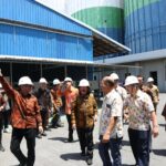 Direktur Indofood sekaligus Kepala Divisi Bogasari Franciscus Welirang, Wakil Kepala Divisi Bogasari, Erwin Sudharma, Senior Vice President Manufacturing, Bobby Aryanto, Vice President Engineering and Technolofy, Andry Wiryanto, Kontraktor, Mohammad Syahrial selaku Presiden Direktur Tamaris, induk usaha PT Aruna Cahaya Pratama, Robby E. Quento selaku Direktur Utama PT Aruna, beserta jajaran direksi lainnya dan perwakilan manajamen PLN, dalam peresmian PLTS di Ruang Empat Sekawan, Gedung Kunci Biru, pabrik Bogasari, Tanjung Priok, Jakarta Utara, Selasa (25/11/2025). Foto: Ist